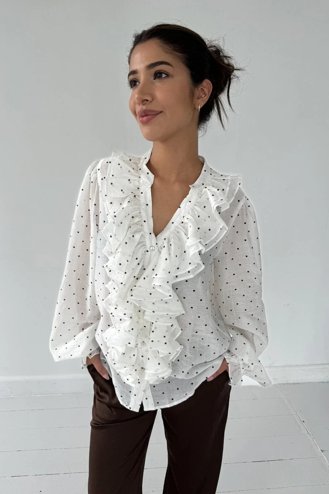 Continue - Frida Dot 14958 - White W Black Dot