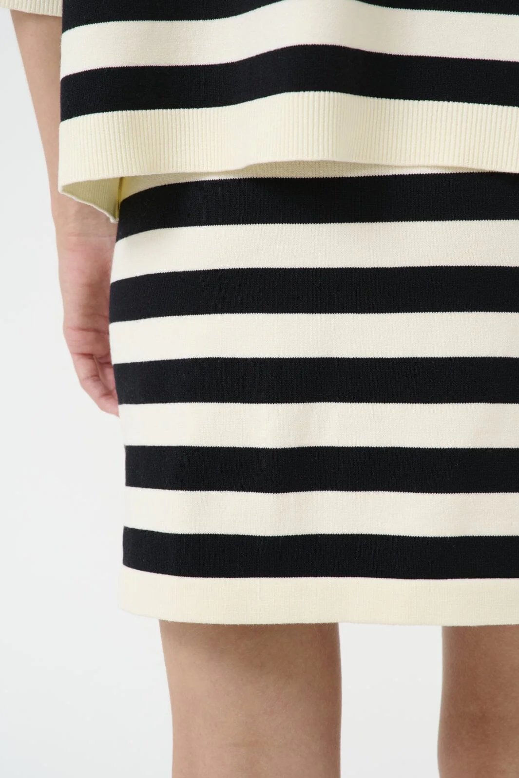 Gestuz - Gzalli Skirt 10910129 - 107569 - Black/Ivory Striped - Image 3