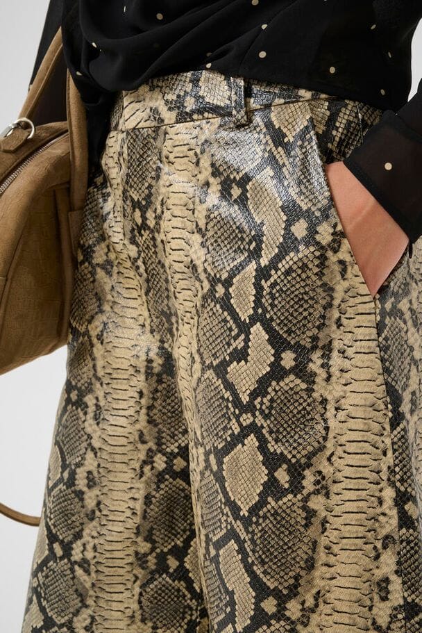 Gestuz - Gzallis Snake Shorts 10911123 - 109237 - Pale Khaki Snake - Image 5