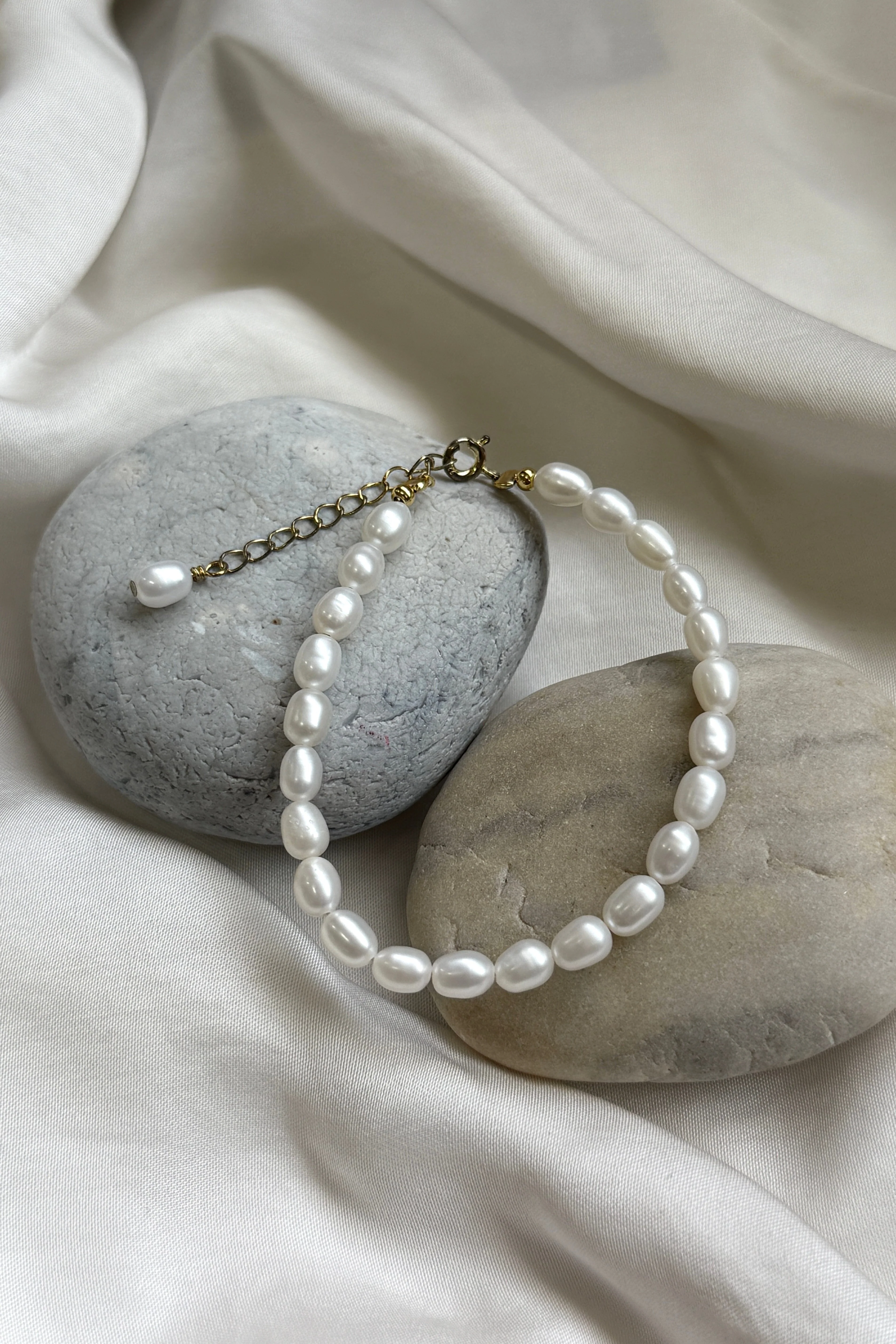 Mellow Moon - Ferskvandsperle Armbånd - Forgyldt - Image 4