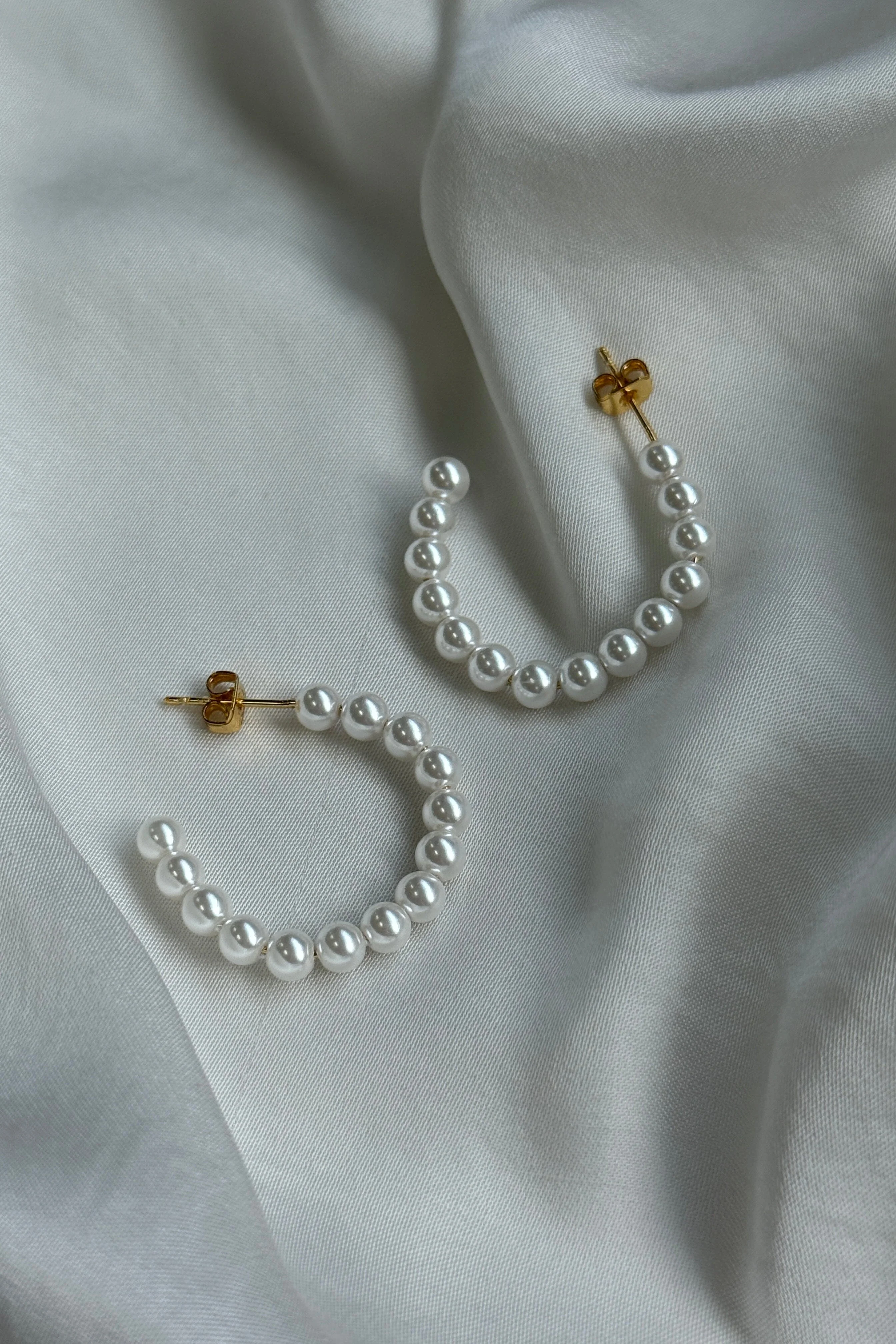 Mellow Moon - Pearl Ear Hoop - Forgyldt - Image 3