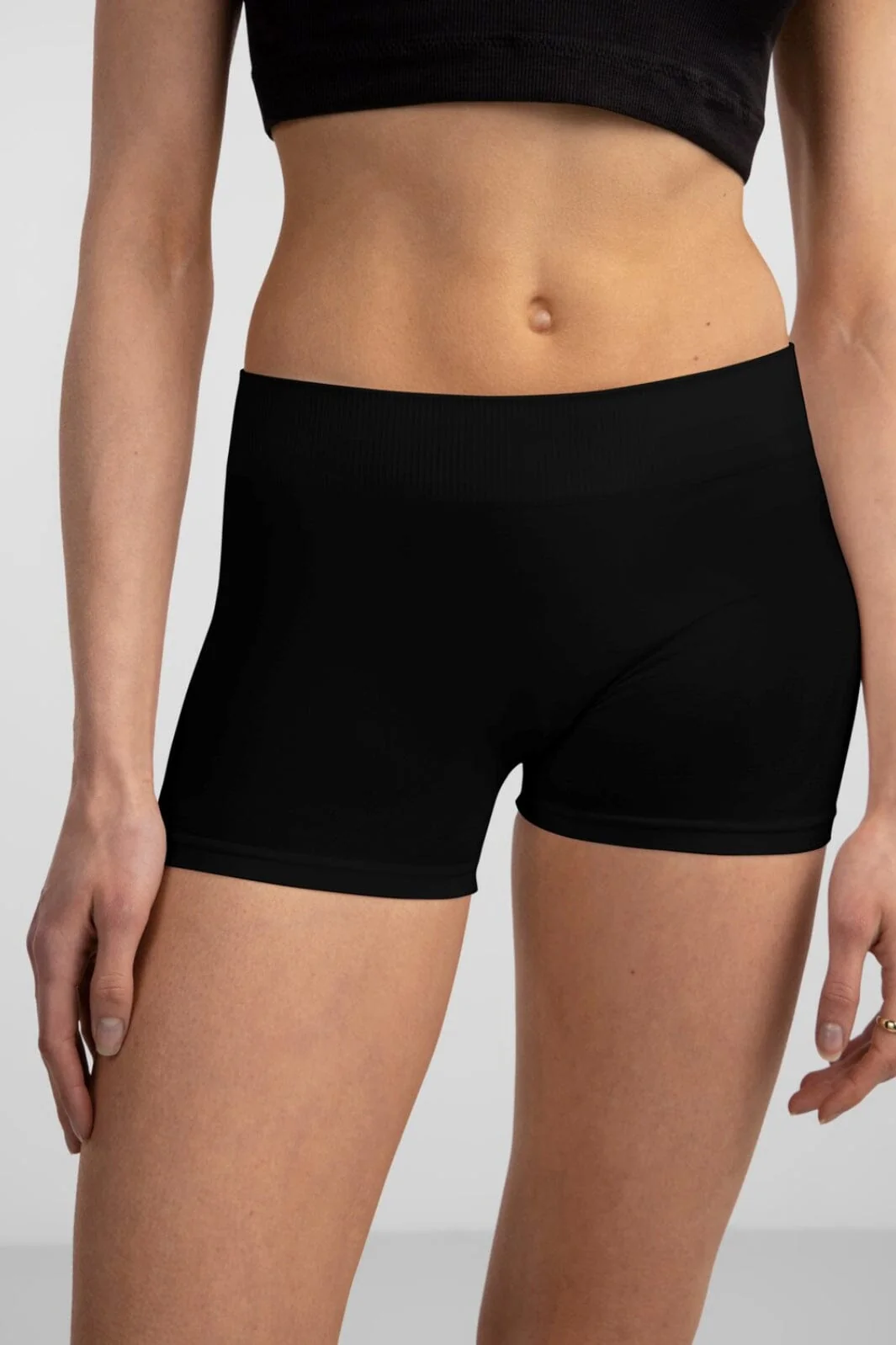 Pieces - London Mini Shorts - Black - Image 4