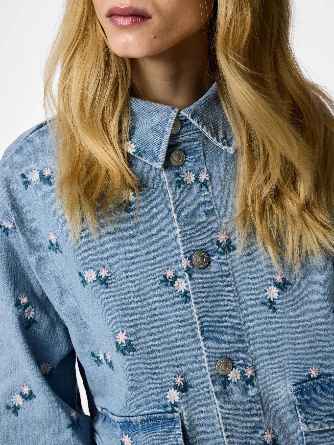Pieces - Pcflora Ls Denim Emb Shirt - 5068169 Light Blue Denim Pink Flower Embroidery - Image 6