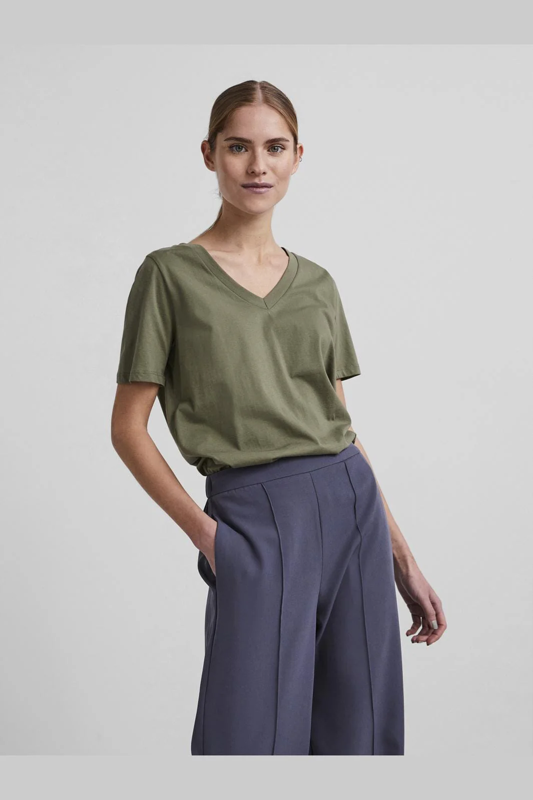 Pieces - Pcria Ss V-Neck Solid Tee - 3783308 Deep Lichen Green - Image 2