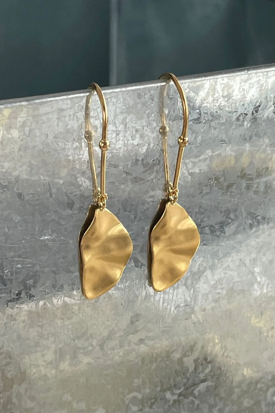 Stine A - Hook With Goldenenen Refection Moon Earring Right - Single - 1341-02-R