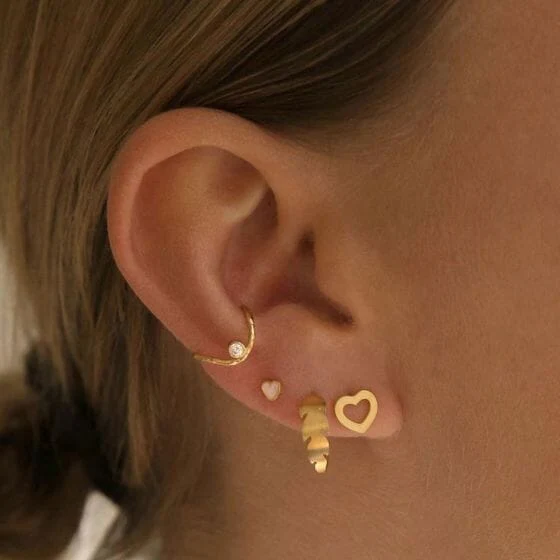 Stine A - Petit Open Love Heart Earring Goldenen - 1261-02-S - Image 2