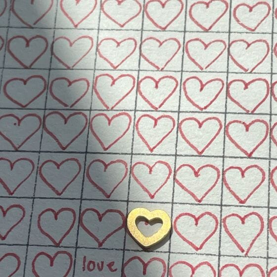 Stine A - Petit Open Love Heart Earring Goldenen - 1261-02-S - Image 5
